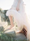 Frau im Hochzeitskleid im Freien — Stockfoto