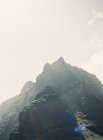 Montagna rocciosa con cime taglienti — Foto stock