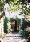 Villa jardin avec végétation luxuriante — Photo de stock