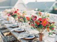 Arrangement floral sur la table de réglage — Photo de stock