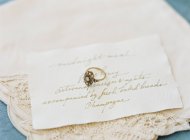 Вінтажне весільне кільце на карті — стокове фото
