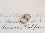Wedding rings on card — Stock Photo