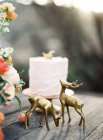 Свадебный торт с цветами и оленями — стоковое фото