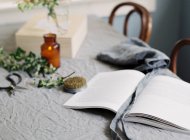 Livro de floricultura sobre toalha de mesa azul — Fotografia de Stock