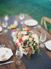 Bouquet sulla tavola apparecchiata — Foto stock