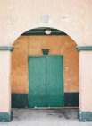 Зеленые двери за аркой — стоковое фото