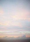 Beau paysage nuageux au coucher du soleil — Photo de stock