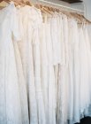 Повешение свадебных платьев — стоковое фото