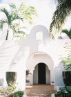 Villa entrance with large palm trees in front — Stock Photo