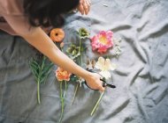 Frau macht Blumenschmuck — Stockfoto