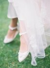 Braut steht auf Gras — Stockfoto