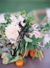 Arrangement floral sur la table — Photo de stock