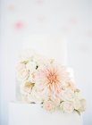 Pastel de boda decorado con flores - foto de stock