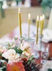 Kerzen mit Blumenstrauß — Stockfoto