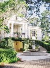 Villa élégante avec jardin en journée — Photo de stock