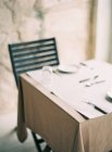 Setting table in restaurant — Stock Photo