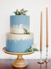 Gâteau de mariage décoré bleu et argent — Photo de stock