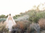 Belle mariée marchant à l'extérieur — Photo de stock