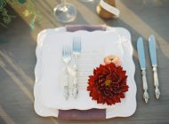 Utensílios de mesa com decoração de casamento — Fotografia de Stock