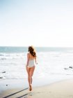 Belle femme courant sur la plage — Photo de stock