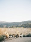 Стільці стоять за кам'яним парканом — стокове фото