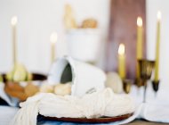 Set tavolo decorato con candele — Foto stock