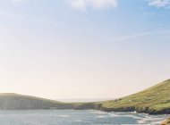 Далекий остров с лугами — стоковое фото