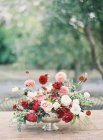 Свежий вырезанный букет с хризантемами — стоковое фото