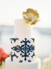 Hermoso pastel de boda decorado - foto de stock