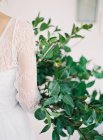 Noiva com buquê floral — Fotografia de Stock