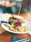 Frischer Rindfleisch-Burger mit Pommes — Stockfoto