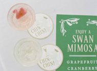 Copa con cóctel mimosa - foto de stock