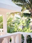 Villa terrazza con giardino su sfondo — Foto stock