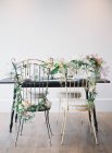 Stühle mit Blumen dekoriert — Stockfoto