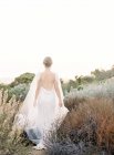 Bella sposa a piedi all'aperto — Foto stock