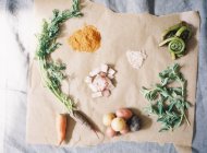 Légumes et épices sur papier cuisson — Photo de stock
