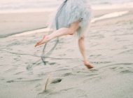 Прыгающие женские ноги — стоковое фото