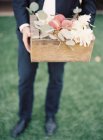 Homem segurando caixa de pêssegos frescos — Fotografia de Stock