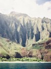 Вулканический остров с горными хребтами — стоковое фото