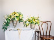 Букети квітів в античні вази — стокове фото