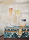 Шампанське та біле вино в окулярах — стокове фото