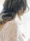 Красивая невеста с длинными волосами — стоковое фото