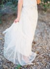 Frau im Brautkleid steht draußen — Stockfoto