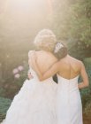 Жінки в весільних сукнях на відкритому повітрі — стокове фото
