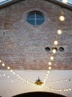 Décoration lumineuse sur bâtiment en brique — Photo de stock