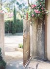 Cancelli in metallo vintage con fiori di rosa — Foto stock