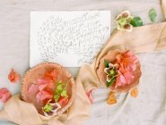 Flower petals and handwritten card — Stock Photo