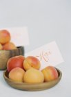 Спелые персики в деревянных чашах — стоковое фото