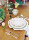 Mesa de cena con platos de porcelana - foto de stock