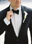 Человек, приспосабливающийся к галстуку — стоковое фото